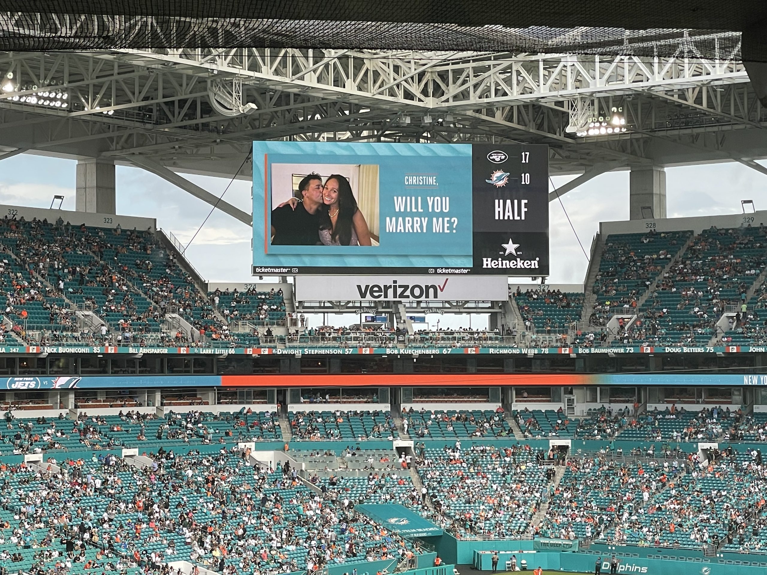 Propuesta de matrimonio en el estadio de los Dolphins