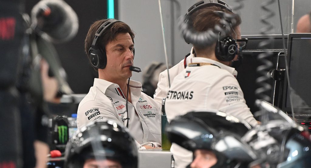 Mercedes no acepta el título de Verstappen y presenta doble protesta ante la FIA