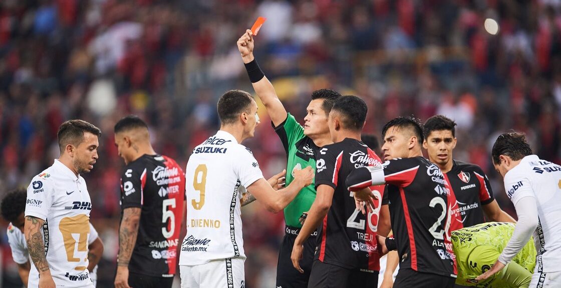 El descontento de Dinenno por su expulsión en el Atlas vs Pumas: "Mi preocupación fue el jugador"