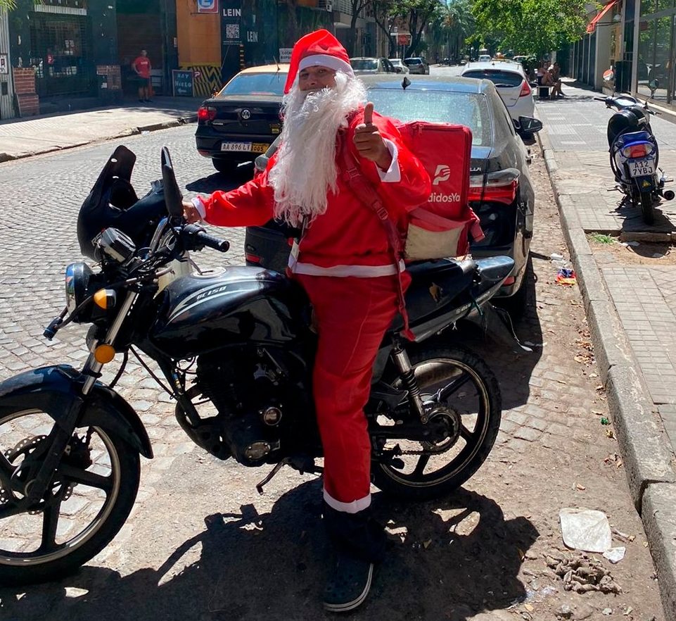 Repartidor disfrazado de Santa Claus detiene a ladrón y se vuelve viral