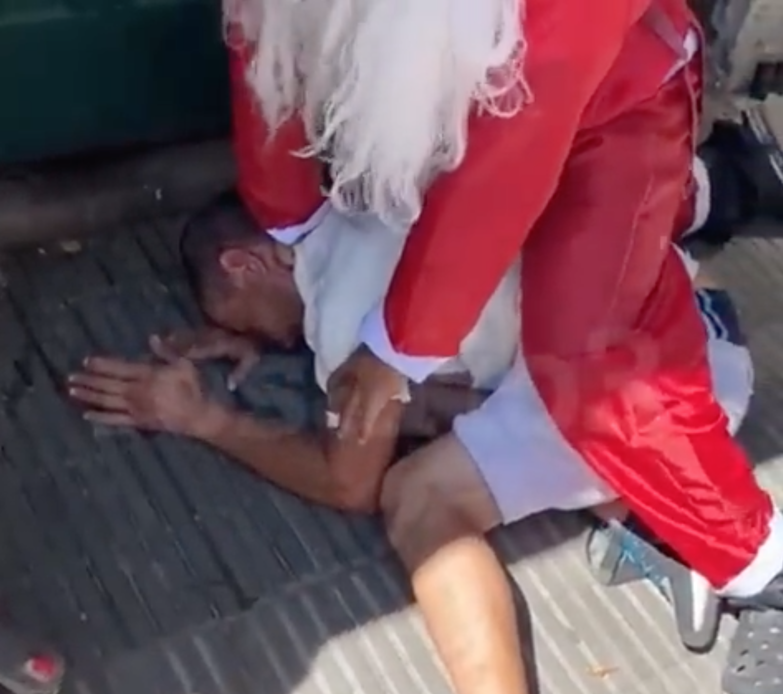 Repartidor disfrazado de Santa Claus detiene a ladrón y se vuelve viral