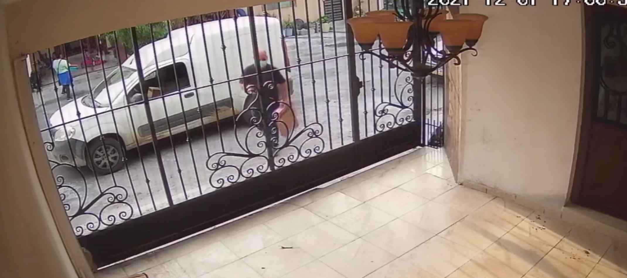 ¡Le valió! Captan a repartidor aventando una laptop en entrega a domicilio