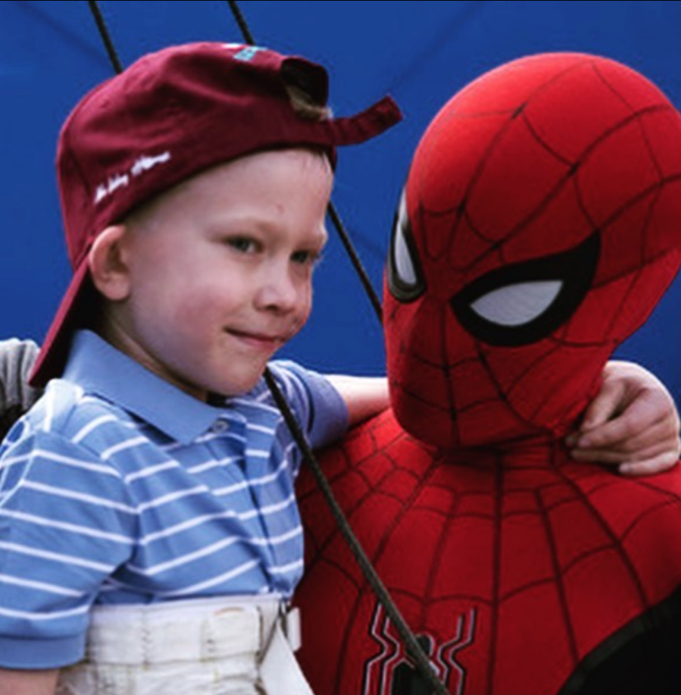 Detallazo: Tom Holland de 'Spider-Man' pasa el rato con el niño que salvó a su hermana de un perro 