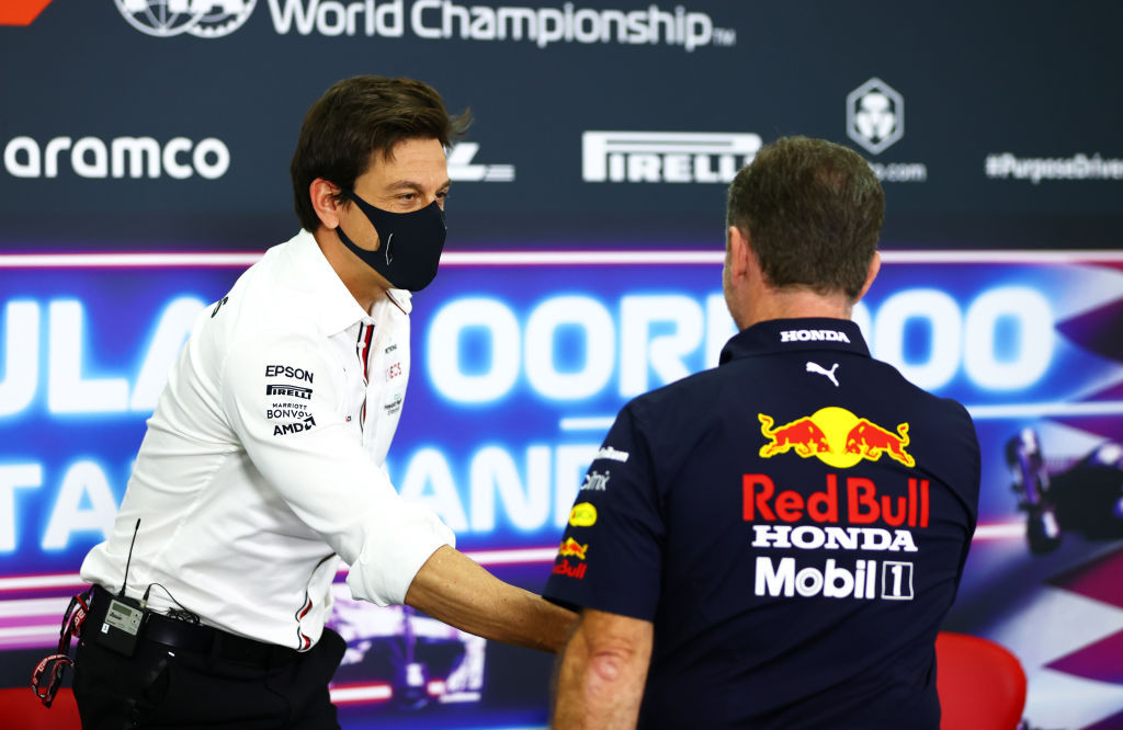 ¡Tsssss! El recadito de Chris Horner a Toto Wolff previo al GP de Arabia: "Es un gallina"