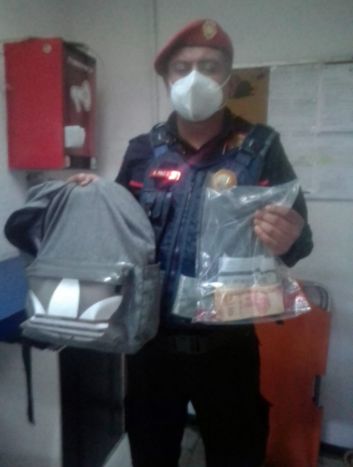 ¡Órale! Hombre entrega mochila con 10 mil pesos que se encontró en el Metro CDMX 