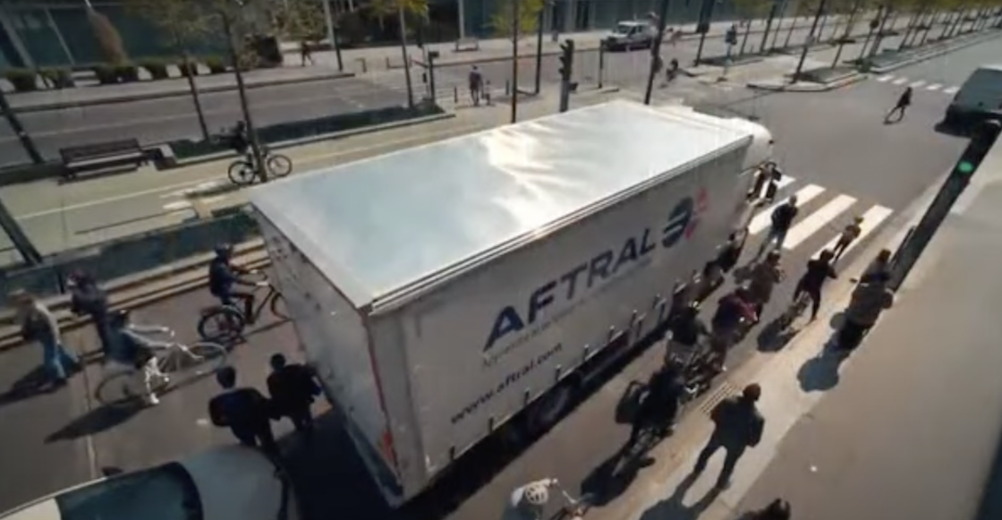 video-puntos-ciegos-punto-ciego-camion-francia-espejos-bicicletas-moto-nino-comercial-03