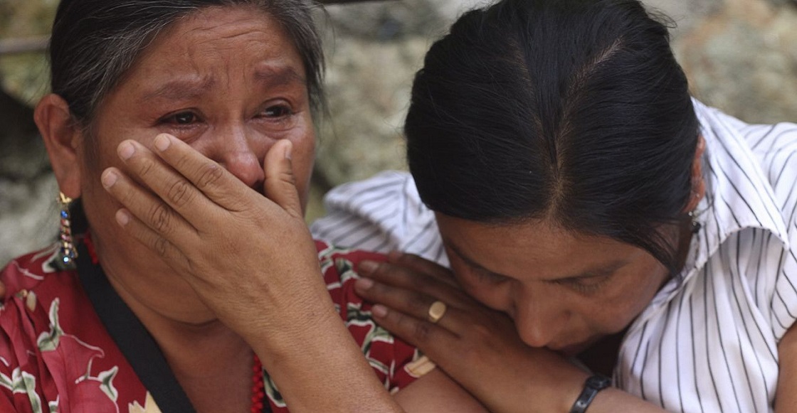 OAXACA, OAXACA, 16JUNIO2014.- Cerca de 200 indígenas mixes desplazados por la violencia que se vive en el municipio de San Juan Cotzocón en la Sierra Norte de Oaxaca habitan actualmente en el albergue de la iglesia de Felicitas y Perpetuas. En ese lugar un guardia de la Policía Auxiliar Bancaria, Industrial y Comercial (PABIC) vigila el lugar, este indicó que por órdenes del secretario de Seguridad Pública, Alberto Esteva Salinas ordenó que al inmueble no ingresarán los representantes de los medios de comunicación, sin embargo los pobladores que ahí se refugian abrieron la puerta y aseguraron "ya estuvimos secuestrados en Cotzocón y no pensamos en estar secuestrados aquí".