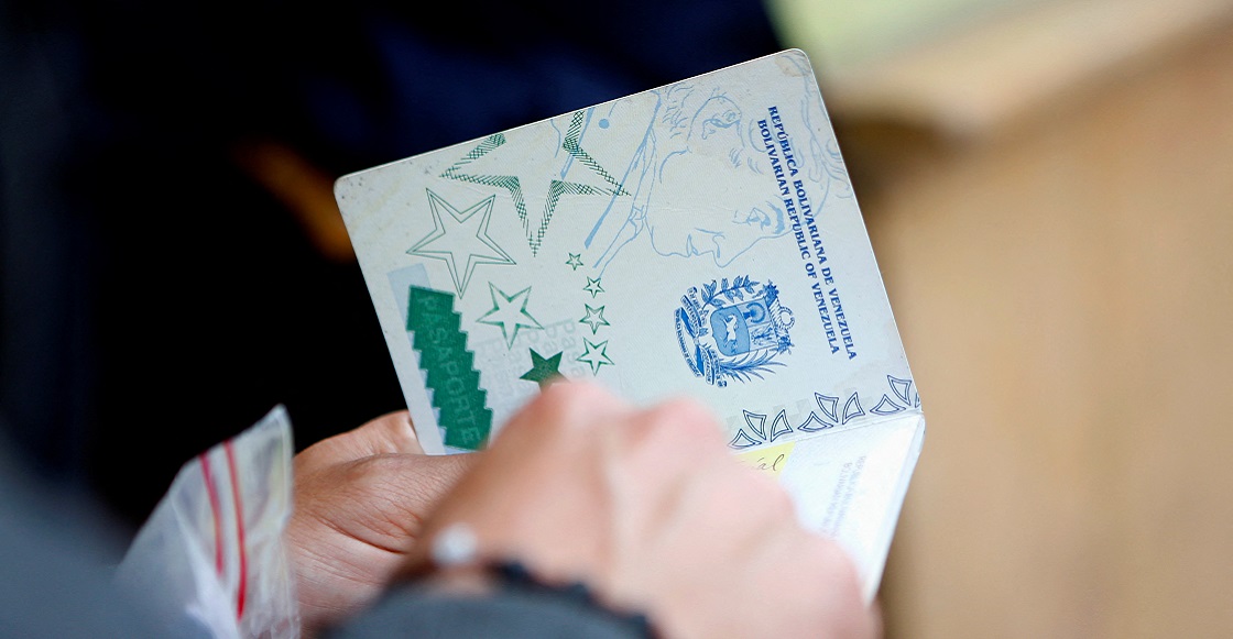 Imagen de archivo. Un venezolano residente en Colombia revisa su pasaporte en Bogotá, Colombia. 2 de agosto de 2018.
