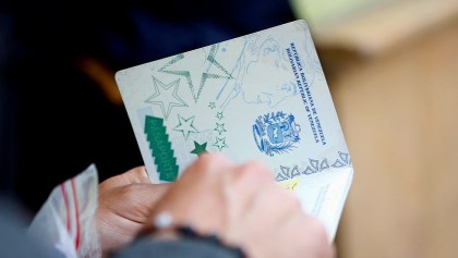 Imagen de archivo. Un venezolano residente en Colombia revisa su pasaporte en Bogotá, Colombia. 2 de agosto de 2018.