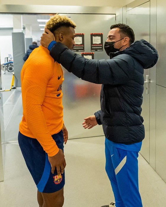 Adama Traoré y Xavi Hernández en el Barcelona