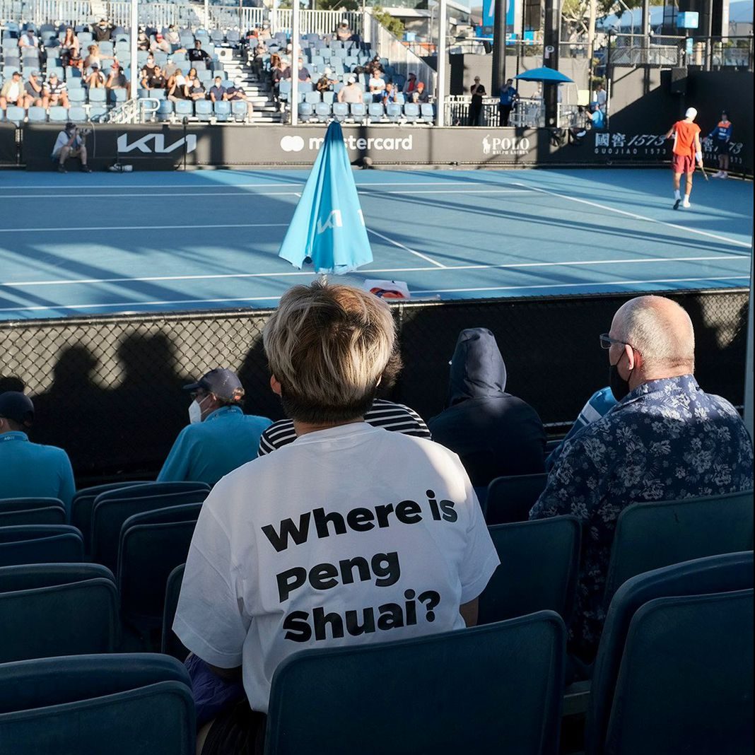 Tennis Australia prohibió playeras de Peng Shuai por tratarse de un "tema político"