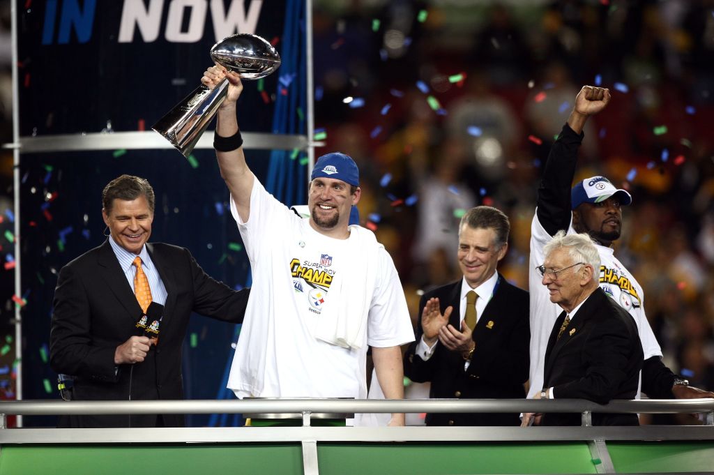Ben Roethlisberger con un trofeo de Super Bowl