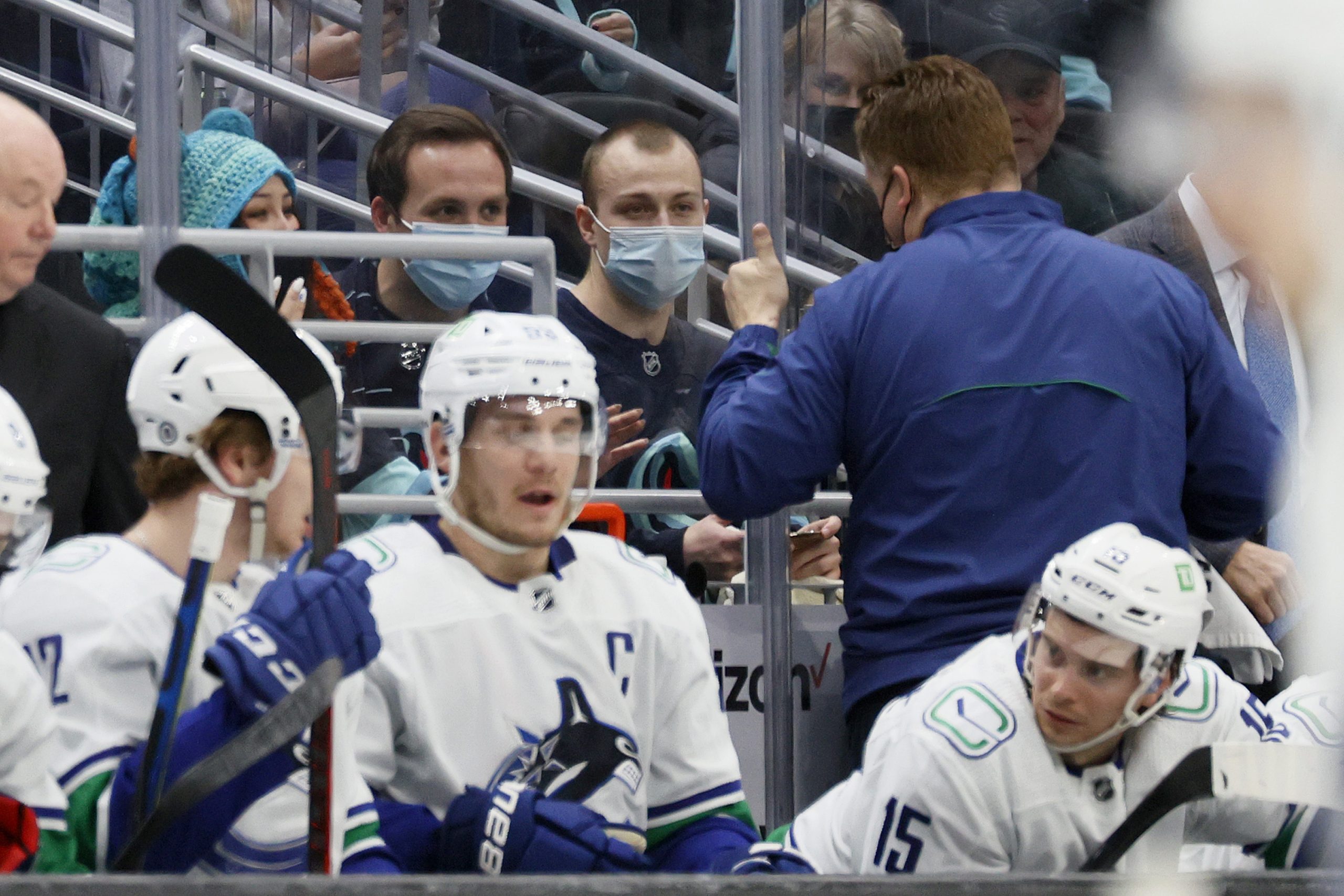 De película: Una aficionada detectó el tumor de un coach de los Canucks en pleno juego de la NHL