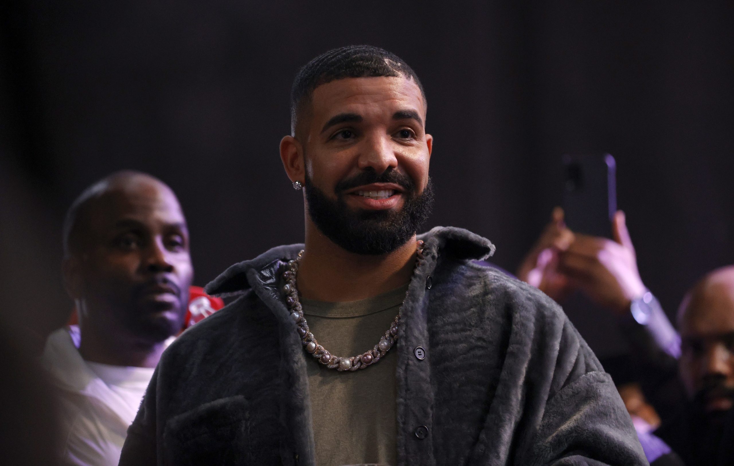 ¿Qué pasa con Drake y por qué lo acusan de quemar a una modelo?