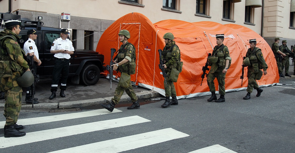 Norwegian army deploy near the blast site in the capital Oslo July 23, 2011. Norwegian police searched for more victims and a possible second gunman on Saturday after a suspected right-wing zealot killed up to 98 people in a shooting spree and bomb attack that have traumatised a once-placid country.