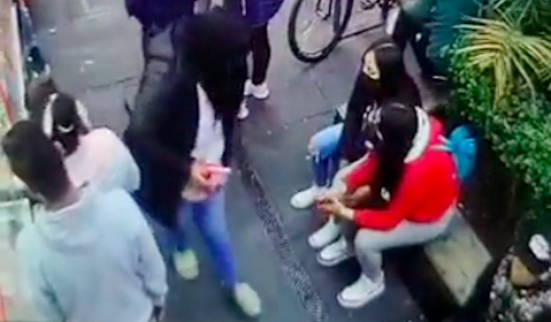 escupe-dos-mujeres-besarse-cdmx