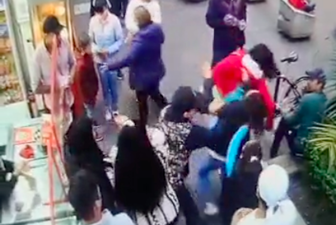 escupe-mujeres-besarse-cdmx