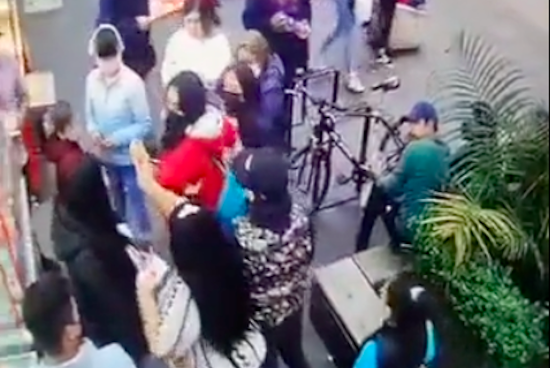 escupe-mujeres-besarse-frente-hijo