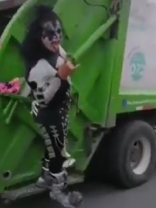 Gene Simmons agradece a recolector de basura que se disfrazó como KISS