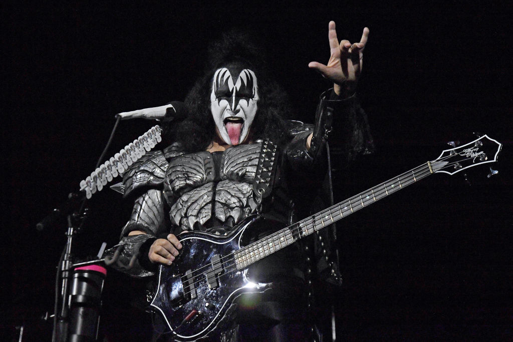 Gene Simmons agradece a recolector de basura que se disfrazó como KISS