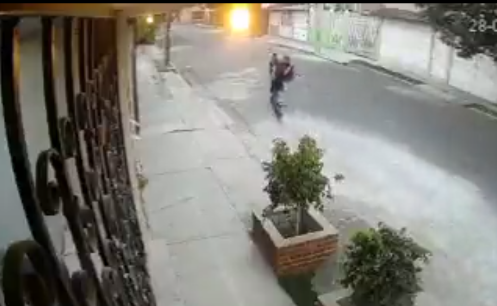 Este joven logró escapar de un asalto corriendo y gritándole a sus vecinos