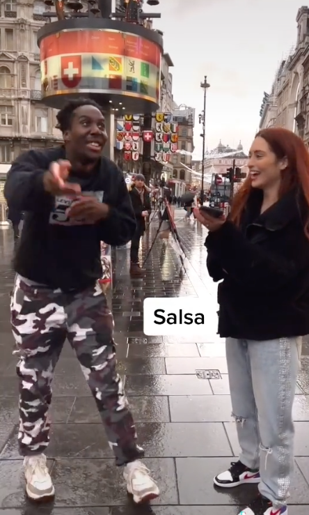 Joven exhibe la manera en que bailan música latina en Londres y se hace viral
