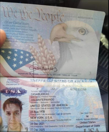 Como cuando encuentras un pasaporte en tu taxi y es de... ¡¿Julian Casablancas?