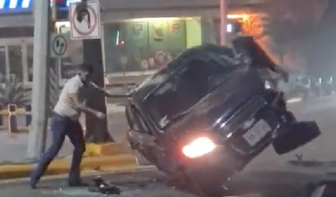 Ni el Hulk: Sujeto vuelca su automóvil y lo levanta sin ayuda en Nuevo León 