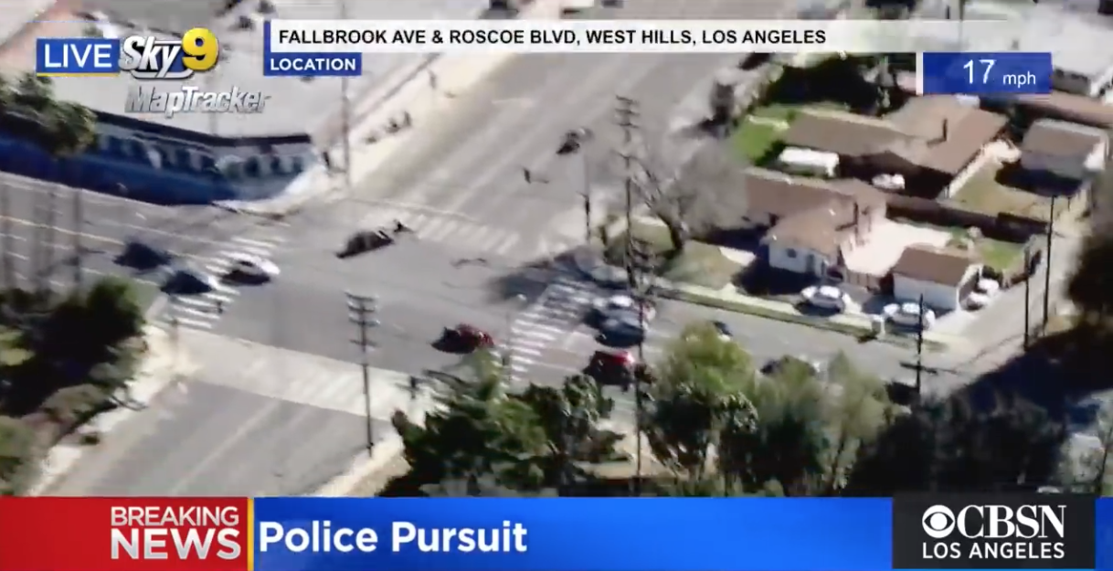 Hombre roba motocicleta y sale volando durante persecución policiaca transmitida en vivo