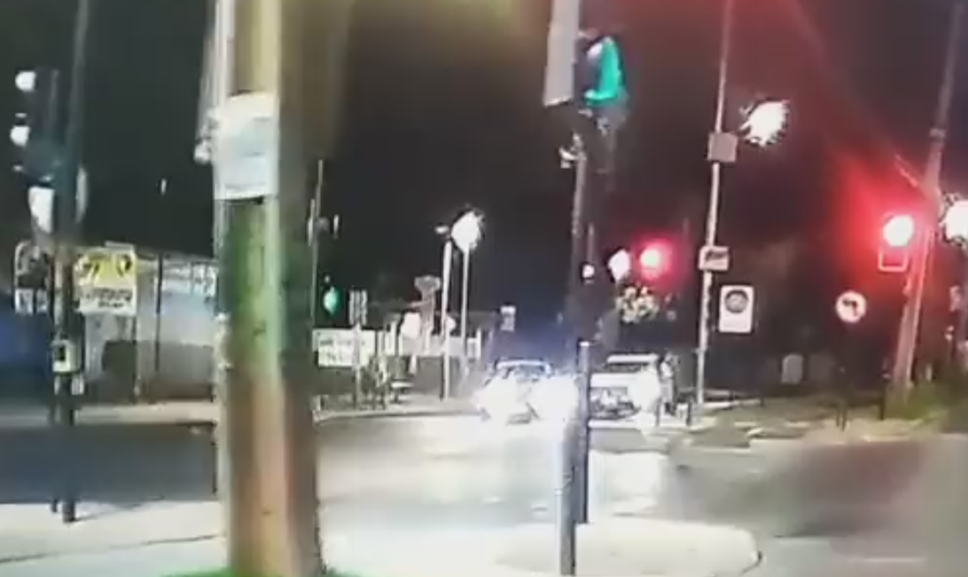 Esta mujer evitó un asalto al atropellar al ladrón que pretendía robarle