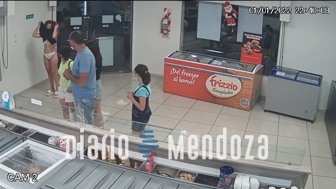 Mujer se desnuda porque no la atiendan en una heladería