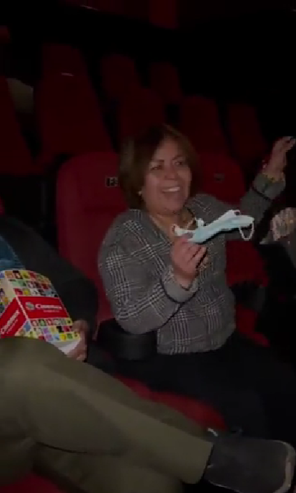 Mujer sin cubrebocas tose en el cine y provoca una pelea