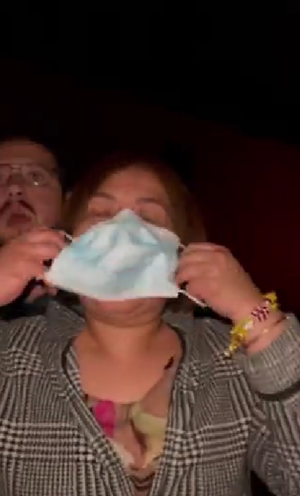 Mujer sin cubrebocas tose en el cine y provoca una pelea