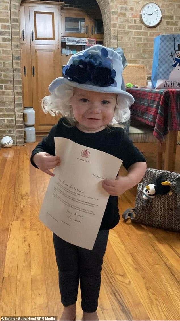 God save the queen: Niña se disfraza como la Reina Isabel II y recibe una carta de la Casa real