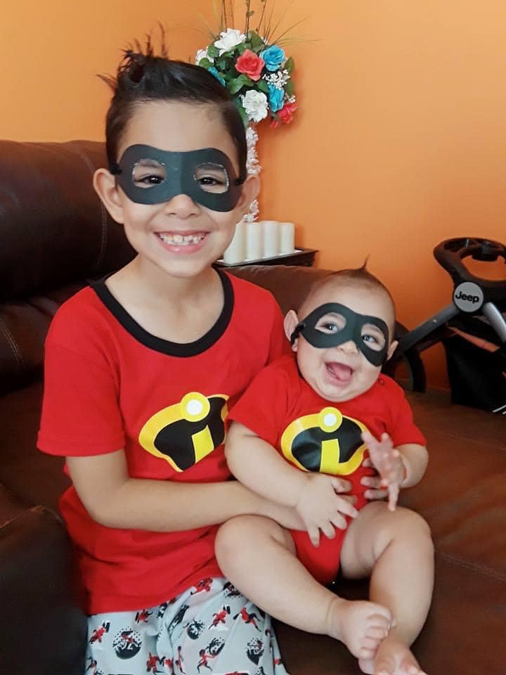 ¡Admirable! Niño pone uñas acrílicas para ayudar a pagar operación de su hermanito