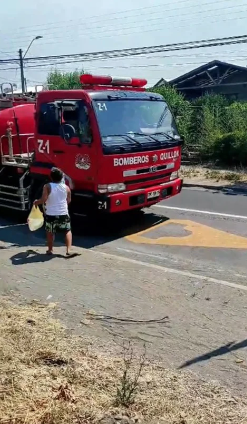 Niño se hace viral por detener un camión de bomberos para regalarles agua