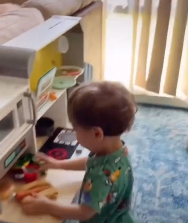 Así reaccionó un niño al recibir una cocinita de Día de Reyes Magos