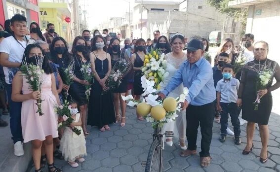 Papá adorna bicicleta con flores para llevar a su hija hasta su boda