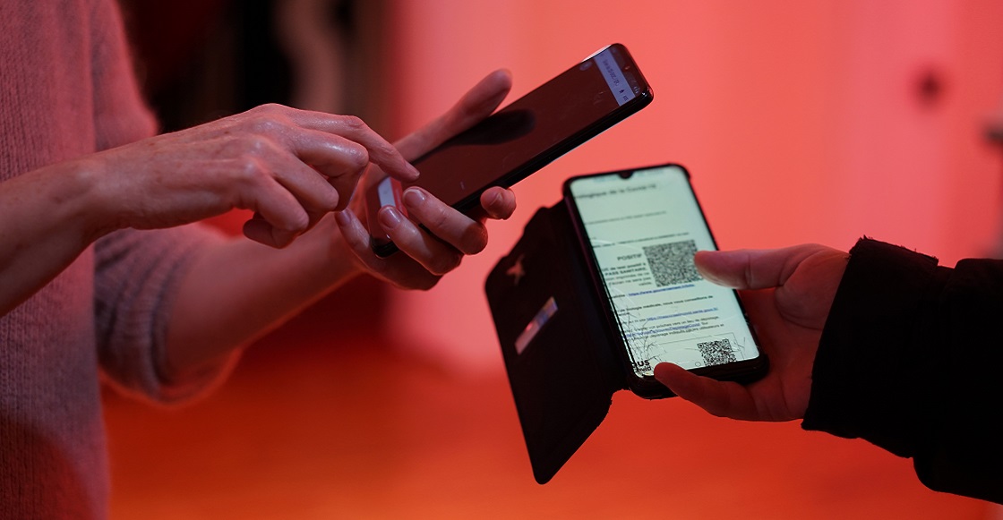 France, Pantin, 2022/01/16. Health pass control in a cinema. Photography by Myriam Tirler / Hans Lucas. France, Pantin, le 2022/01/16. Controle du passe sanitaire dans un cinema.