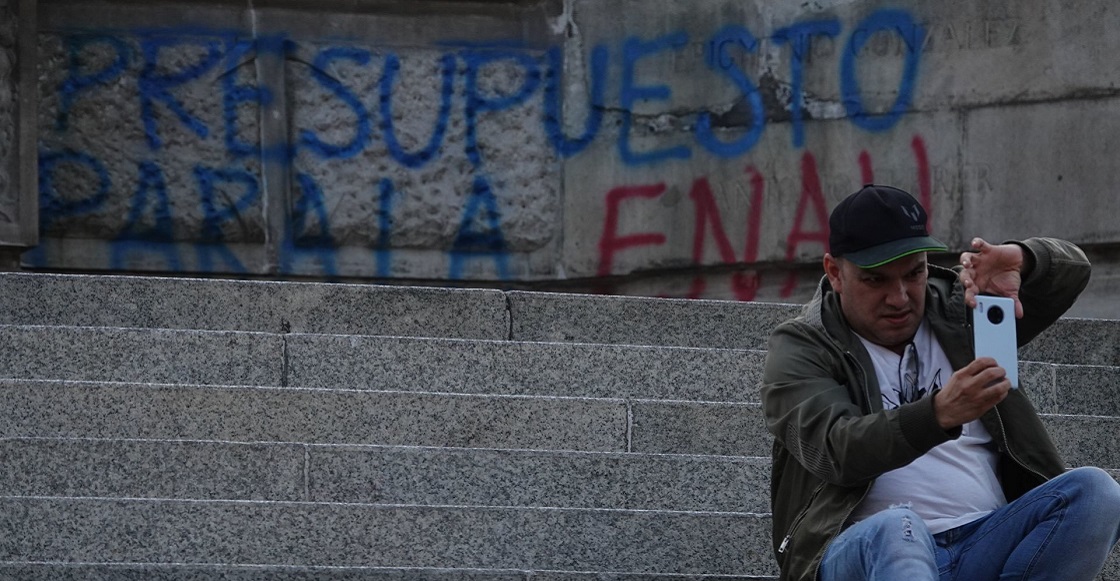 CIUDAD DE MÉXICO, 05ENERO2021.- Estudiantes de la Escuela Nacional de Antropología e Historia (ENAH), que el día de ayer anunció un recorte de personal y con ello una ola de protestas y manifestaciones en redes y el día de hoy presencial, realizaron pintas en el Ángel de la Independencia con la leyenda “Fuera Diego Prieto” y “Presupuesto para la ENAH”.