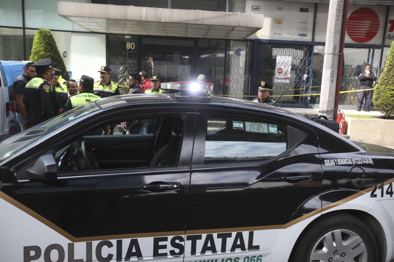 Policías de Tecámac usan tarjeta de un detenido para irse de compras