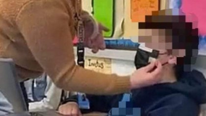 Profesora le pegó el cubrebocas a un niño con cinta adhesiva