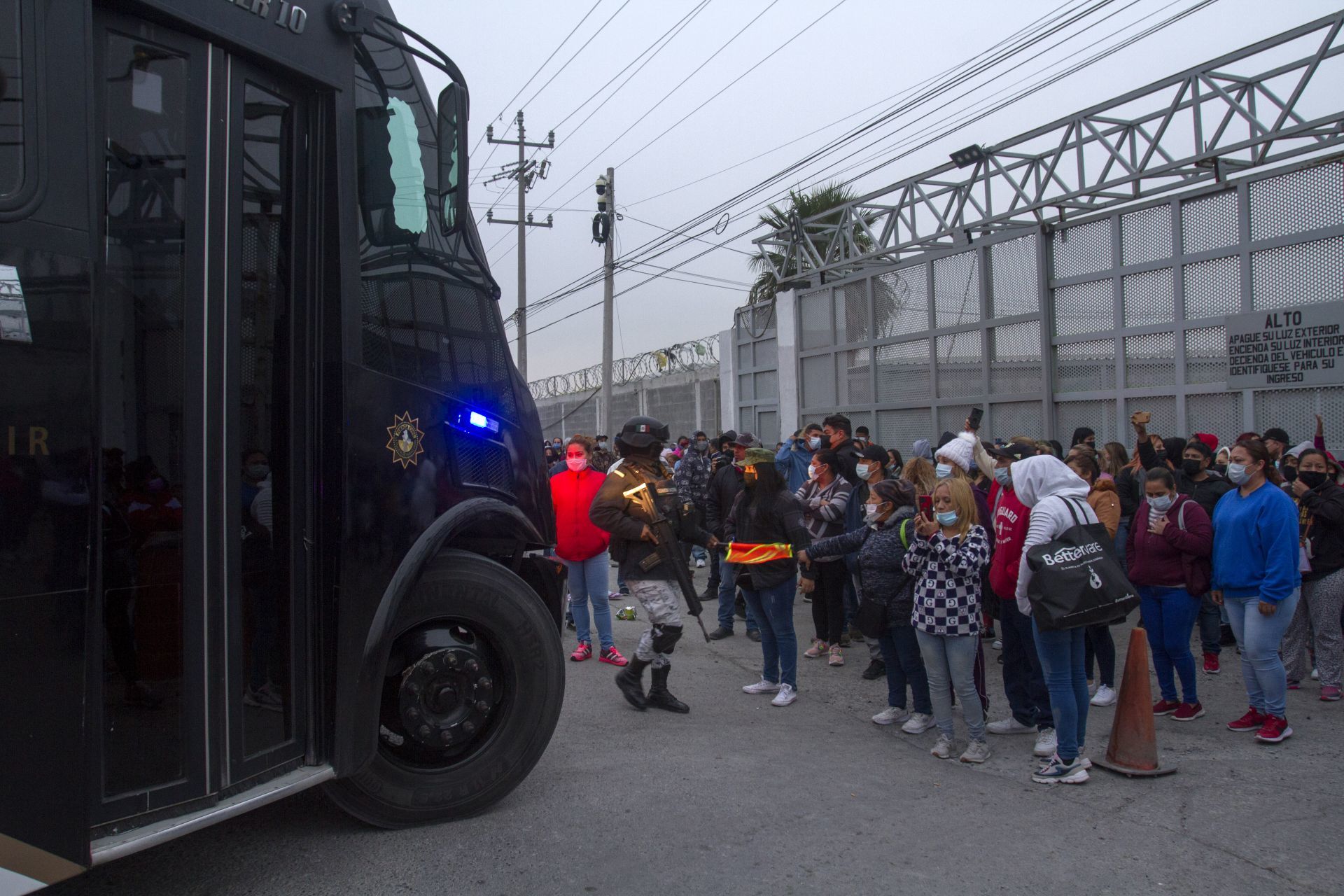 Riña en el penal de Apodaca empezó "por 70 pesos"; confirman 56 heridos