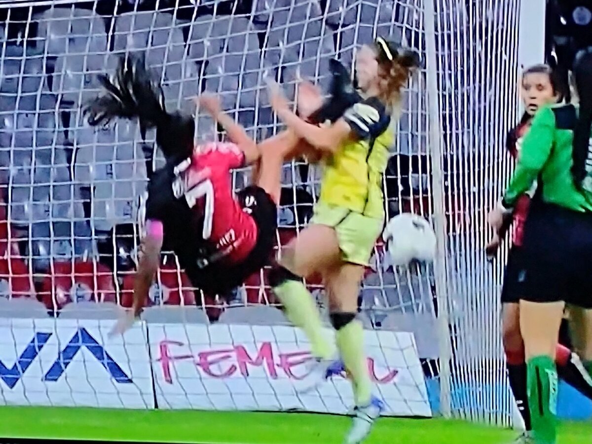 El osote de Natalia Acuña y los errores arbitrales del América vs Atlas Femenil