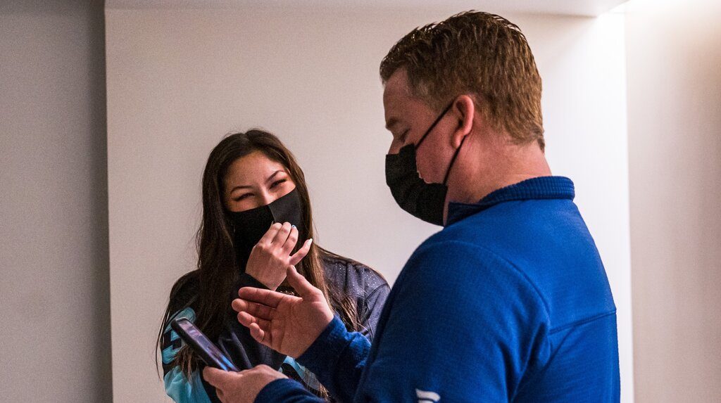 De película: Una aficionada detectó el tumor de un coach de los Canucks en pleno juego de la NHL