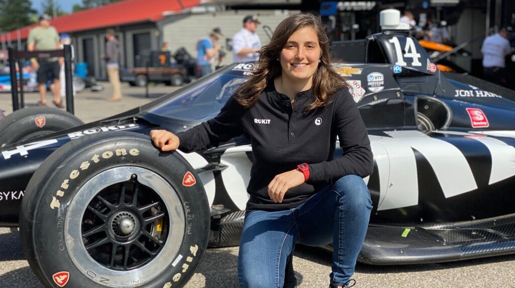 ¿Quién es Tatiana Calderón y por qué es importante su incorporación a IndyCar con AJ Foyt Racing?