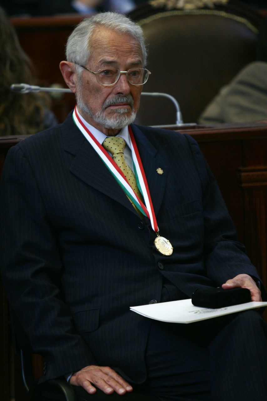 ruy-perez-unam-medalla