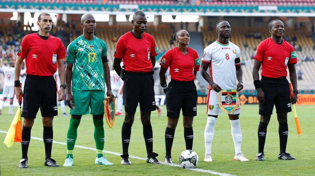 ¿Quién es Salima Mukansanga, la primera árbitra central de la Copa Africana de Naciones?