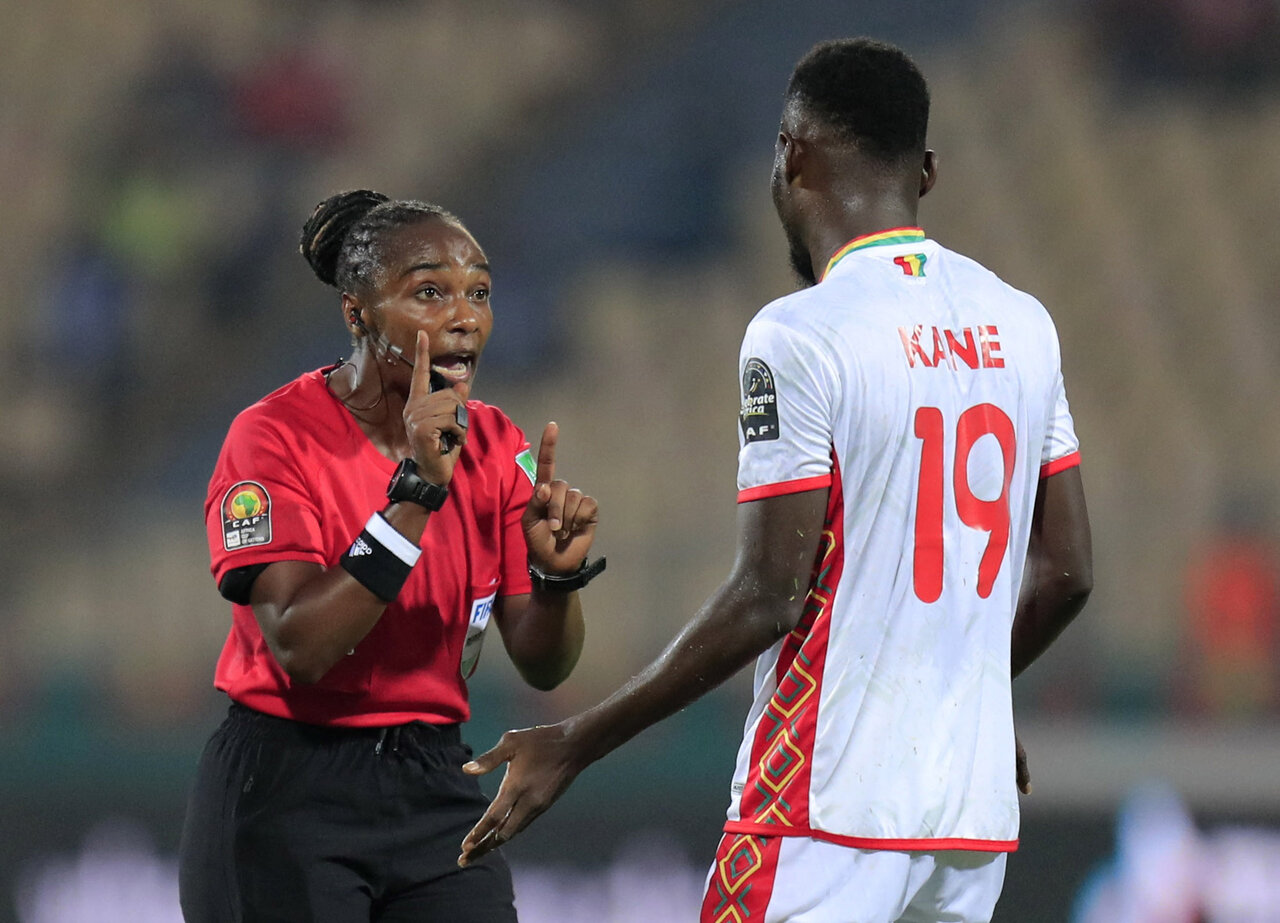 ¿Quién es Salima Mukansanga, la primera árbitra central de la Copa Africana de Naciones?