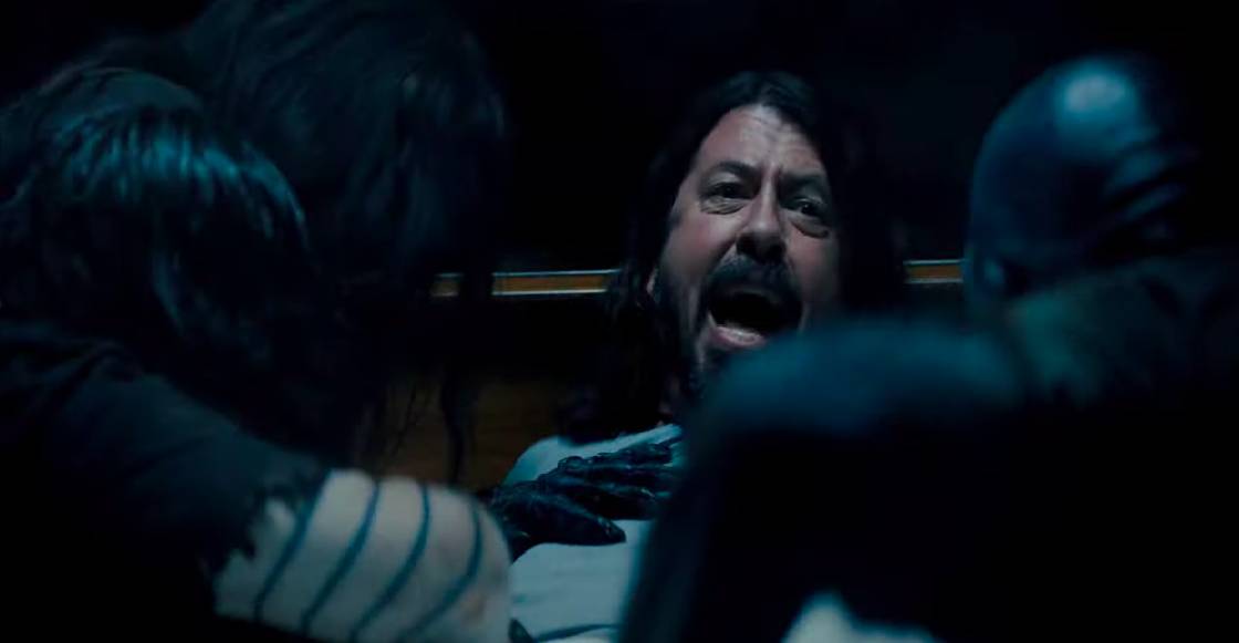 Dave Grohl es poseído y ataca a los Foo Fighters en el tráiler de 'Studio 666'